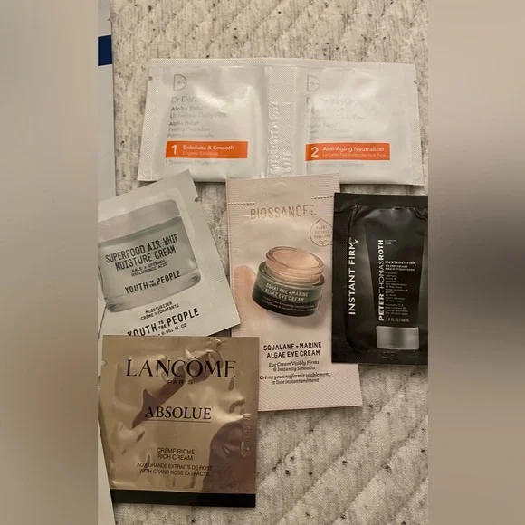 Beauty Sample Set - 11 items - Picture 2 of 3